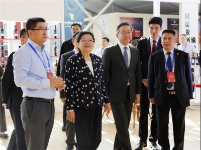 十屆全國人大常委會副委員長顧秀蓮親臨天朝上品視察