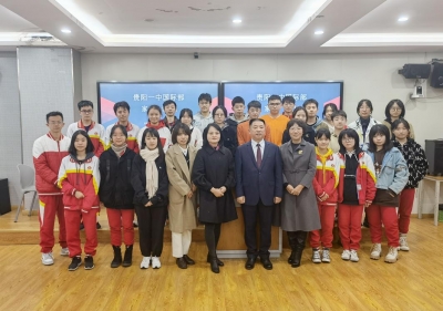 黃永毅總裁應邀到貴陽一中為即將畢業的國際班學生授課