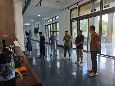 烏當區人大副主任馮良勇一行蒞臨天朝上品葡萄酒莊調研